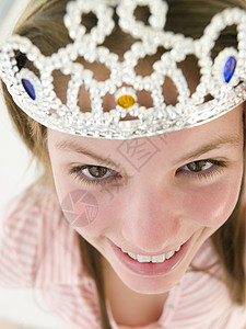 身戴皇冠 笑着微笑的少女图片