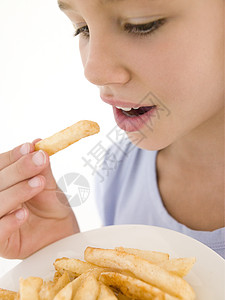 吃薯条的年轻女孩图片