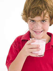 带着奶水微笑的年轻男孩男性青年小男孩饮食情感相机男生风味奶制品牛奶图片