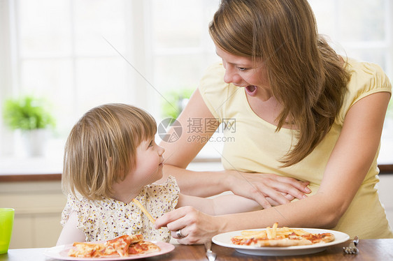 有女儿摸肚子吃薯条的怀孕母亲和有女儿的孕妇图片