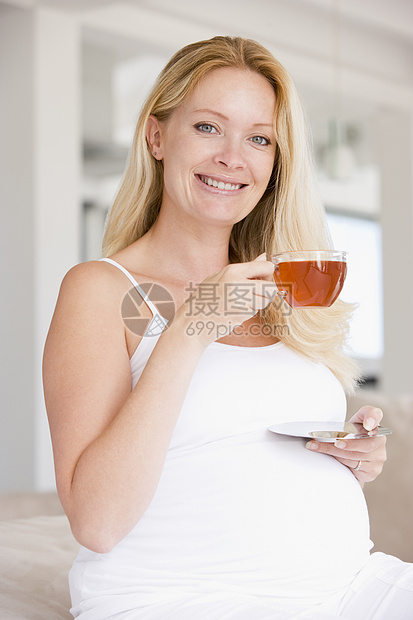 带着茶杯微笑的孕妇一杯茶相机待产孕产享受怀孕饮食准妈妈花草新妈妈图片