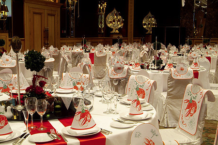 缔约方表格舞厅客人椅子食物红色桌子桌布餐厅围兜白色图片