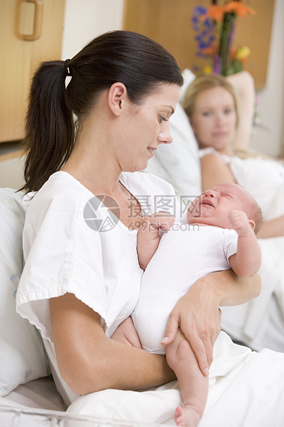 医院里哭着婴儿的新母亲图片
