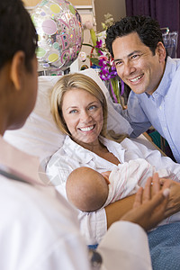 新生儿和婴儿的新父母与医生交谈并微笑病房父亲女性卫生花束女孩孩子讨论儿科男性图片