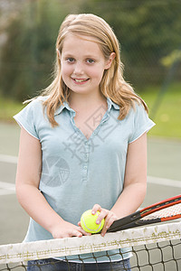 在网球场上笑着拍打的年轻女孩女性孩子运动法庭球拍相机游戏享受网球童年图片