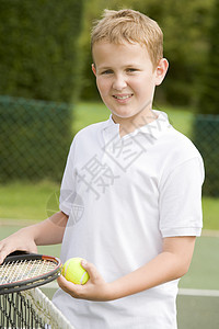网球场上拍打的男孩笑着小男孩青春期乐趣男生游戏法庭播放器球拍享受网球图片