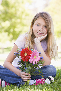 年轻女孩拿着鲜花微笑农村女性相机公园花朵长度花束青春期孩子孩子们图片