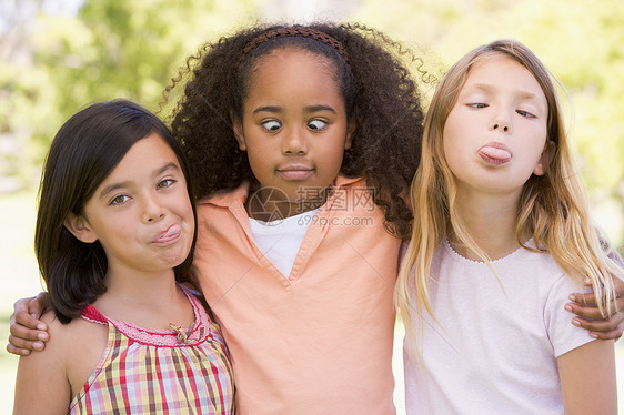 三个年轻女孩朋友在户外做笑脸图片