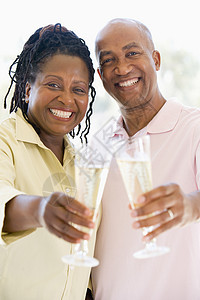 一起为香槟敬酒和微笑夫妻情感中年惊喜亲热男人场合两个人丈夫礼物图片