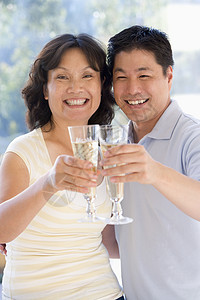 一起为香槟敬酒和微笑妻子感情女性男人情感接吻花束相机浪漫夫妻图片
