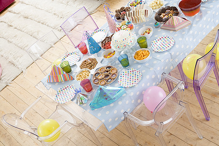生日晚会餐桌和食物果汁传播派对饭厅生日蛋糕蛋糕气球蜡烛盘子孩子们图片