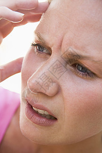 女人头部中弹刺激性紧张成年人愤怒中年情感女性压力头肩情绪图片