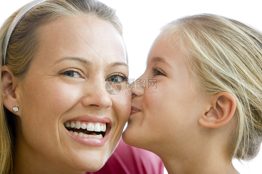 年轻女孩亲吻微笑妇女图片