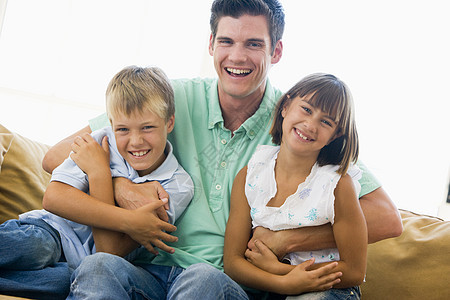 男人和两个小孩在客厅里笑着微笑图片