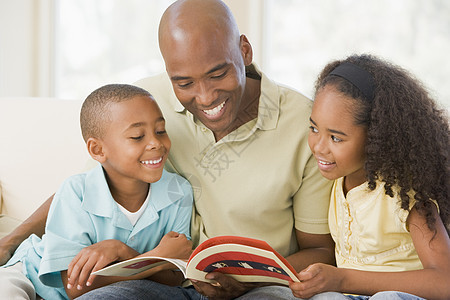 男人和两个孩子坐在起居室读书书女儿感情故事亲热客厅儿子男生家庭阅读女性图片