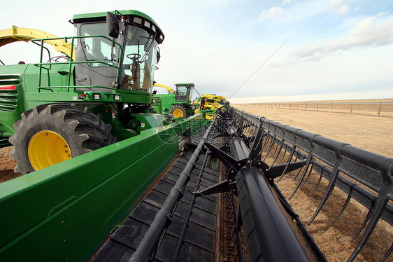 合并组合粮食转子小麦场地机械稻草农场收割机刀片采摘图片