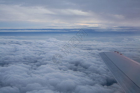 从平面窗口查看引擎旅游航空旅行航空公司窗户天空蓝色运输技术图片