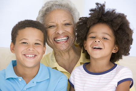 女人和两个小孩笑着微笑孙女孙辈亲热沙发孩子家庭女性男性感情孙子图片