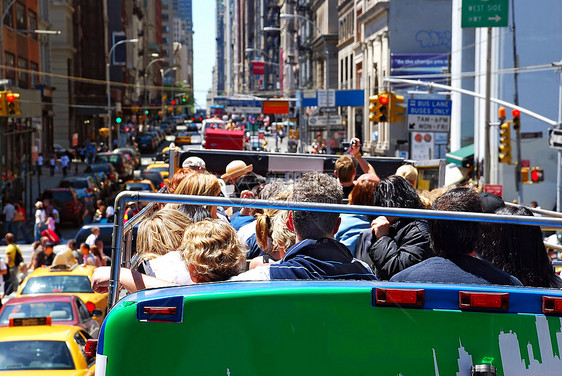 纽约市拥挤的街道公共汽车建筑晴天摩天大楼人群绿色交通出租车城市游客图片