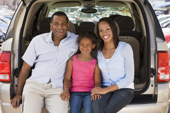 家庭坐在面包车后面微笑的笑容父亲相机驾驶商务车三个人爸爸尾门女性女士妈妈图片