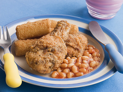 南方炸鸡 配有克罗格特马铃薯和烤豆油炸扁豆食物餐孩子们蔬菜晚餐鸡腿刀具厨艺图片