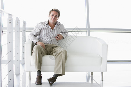 坐在办公室前厅的商务人士职场休闲休息商业时间大堂男人男性商务水平图片