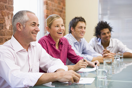 4个在会议室的商务人士微笑着商业男人四个人职员讨论中年办公室女子女性女士图片