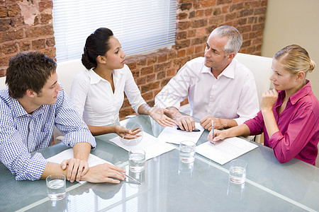 4名工商界人士参加会议室会议图片