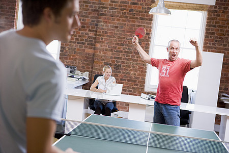 两名男子在办公室空间打乒乓球同事胜利桌子比赛欢呼乒乓生意人人士男人竞赛图片