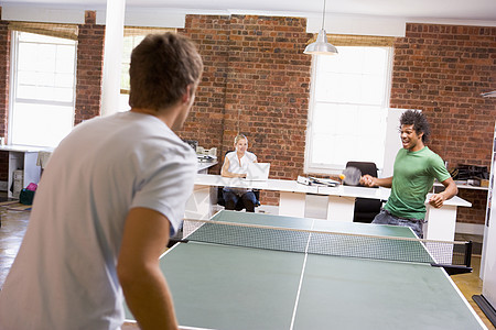 两名男子在办公室空间打乒乓球优胜者比赛乒乓中年人士女性男人桌子商务胜利图片