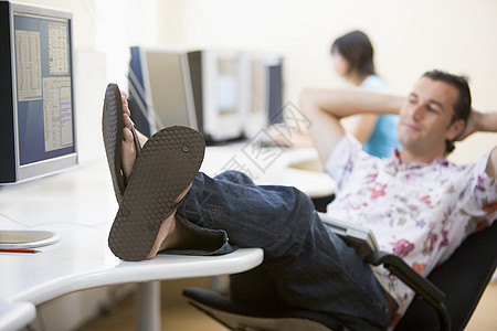 男人在电脑房里 有脚高的放松图片
