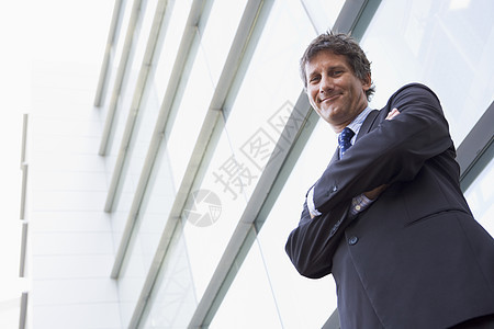 商务人士靠着微笑的建筑站在户外中年婴儿偏移角视角休息偏移生活方式男性业务视图图片