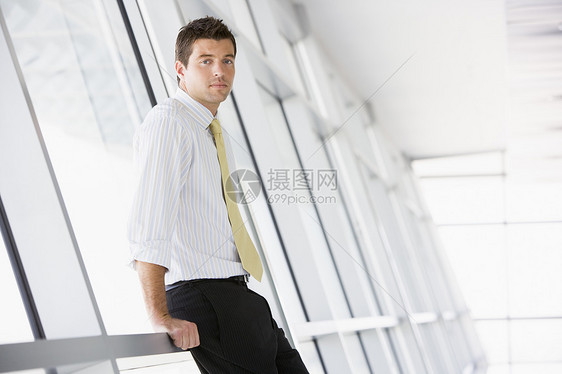 商务人士在走廊上站着公司业务肖像商业男人男性时间门厅大厅相机图片