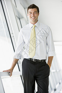 商务人士站在走廊上笑着微笑公司生意人办公室男人业务门厅肖像人物大生意商业图片