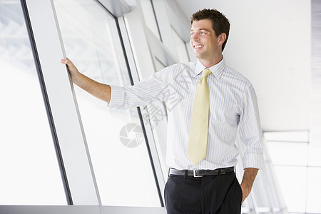 商务人士站在走廊上笑着微笑肖像公司大生意业务办公室相机大堂商业生意人休息图片