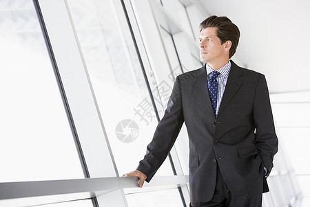 商务人士在走廊上站着门厅男人中年大厅大堂商业休息大生意水平公司图片