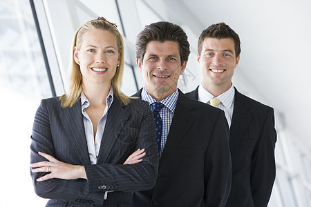 三个商务人士站在走廊上笑着笑着男性微笑团队大厅大生意办公室休息门厅伙伴商务图片