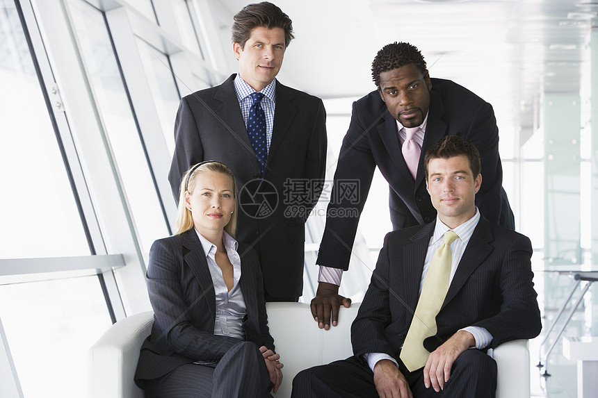 办公室大厅的四位商务人士图片