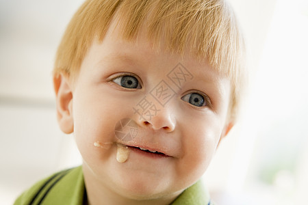 年轻男孩吃婴儿食物时脸都乱成一团图片