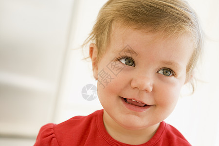 婴儿在室内微笑儿童女性孩子们孩子女孩头肩样子水平图片