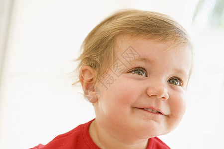婴儿在室内微笑头肩样子水平女孩孩子们儿童女性孩子图片