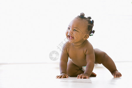 婴儿在室内爬动时微笑着笑容女性水平尿布纸尿裤女孩样子图片