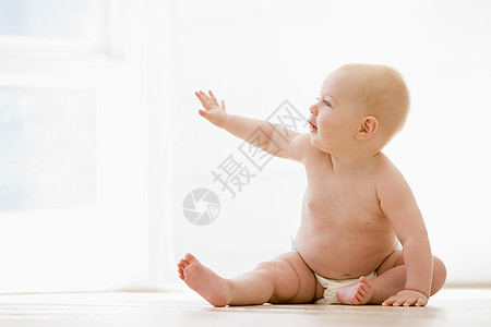 坐在室内的婴儿样子纸尿裤微笑女孩水平女性尿布图片