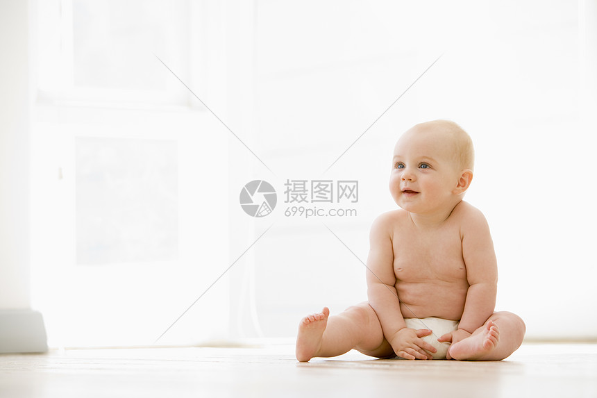 坐在室内的婴儿微笑女孩样子女性纸尿裤水平尿布图片