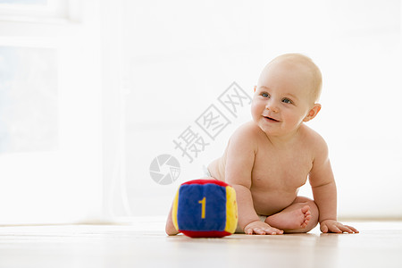 婴儿坐在室内 带着一整块笑容的微笑计算尿布纸尿裤学习积木能力阅读计数块水平数字图片