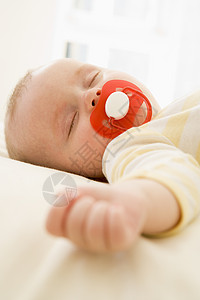 躺在室内睡觉的婴儿头肩男性奶嘴男生焦距样子睡眠图片