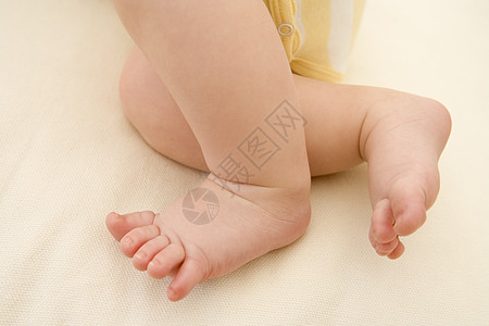 婴儿躺在室内男生水平脚趾男性样子图片