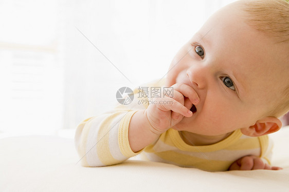 婴儿躺在室内微笑头肩男生肚子水平样子男性图片
