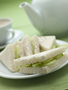 白面包上的黄瓜三明治和下午茶茶壶黄瓜食谱蔬菜盘子素食者食物烹饪英语面包图片
