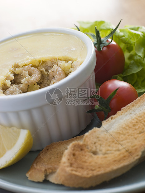 土司和沙拉的棕色炸虾面包动物海鲜食品生产辣椒黄油午餐贝类盘子图片